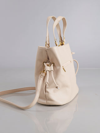 Enrico Coveri Shopper beige: Elegante Handtasche aus weichem, leicht genarbtem Kunstleder, verziert mit goldener Kette und EC-Logo, inklusive Tragegriffen und verstellbarem Schulterriemen, bietet großzügigen Stauraum.