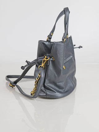Enrico Coveri Shopper black: Schwarze Handtasche mit goldenen Kettendetails und EC-Logo, aus weichem Kunstleder gefertigt, mit kurzen Griffen und verstellbarem Schulterriemen. Maße: 32 × 25 × 15 cm.