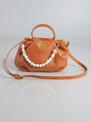 Enrico Coveri Tasche klein camel, elegante Handtasche mit strukturierter Oberfläche und abnehmbarem Perlenhenkel, bietet vielseitigen Stil und Funktionalität. Ideal für Alltag und besondere Anlässe.