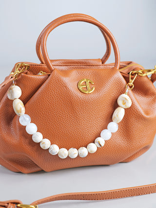Enrico Coveri Tasche klein camel mit abnehmbarem, marmoriertem Perlenhenkel, strukturiertem Kunstleder und goldfarbenen Details, ideal für elegante und vielfältige Outfits.
