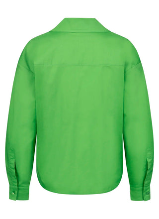 Gitta Banko Bluse Anastasia Green mit asymmetrischem Schnitt, raffiniertem Faltendetail und überschnittenen Schultern, kombiniert klassischen Kragen mit avantgardistischer Drapierung für einen modernen Look.