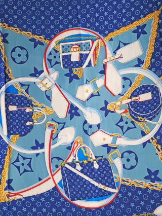 OFF#DLY Tuch Noelia Kette blau mit auffälligem Design, zeigt charmante Taschen- und Kettendetails auf blauem Stoff, kombiniert mit verspieltem Sternenmuster. Luxuriös und modisch.