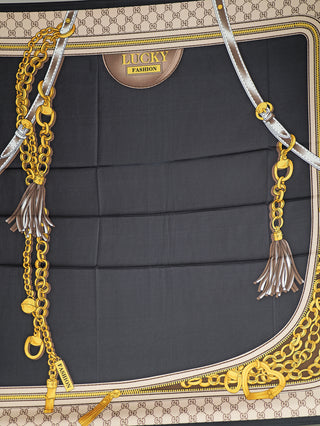 OFF#DLY Tuch Fashion black/gold 90x90 cm, luxuriöses quadratisches Schal-Tuch mit goldfarbenem Kettenprint, Quasten-Details und Fashion-Labels, ideal für stilvolle Akzente.