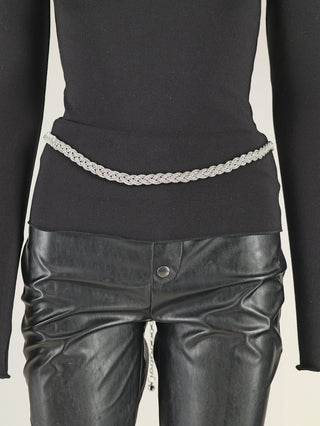 OFF#DLY Zopfgürtel silber, ein geflochtener Metallgürtel, sichtbar um die Taille einer Person mit schwarzem Shirt und Lederhose, Länge 68 cm + 48 cm, Größe One Size.