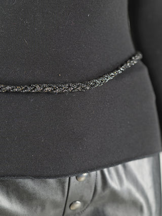 Nahaufnahme des OFF#DLY Zopfgürtel Glitzer black mit schwarzem, glänzendem Design, bestehend aus Polyester, Glas und Metall, Länge 75 cm + 40 cm, geeignet für modische Akzente.
