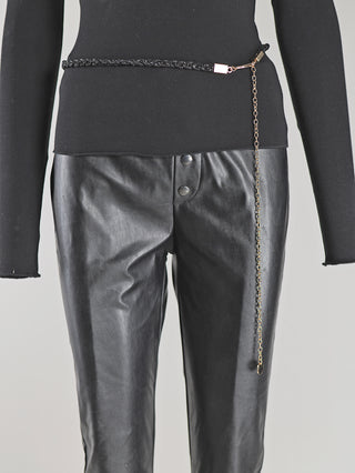 OFF#DLY Zopfgürtel Glitzer black, bestehend aus Polyester, Glas und Metall, präsentiert als schwarzer Gürtel mit goldener Kette, ideal für modische Kombinationen mit Lederhosen oder schwarzem Pullover.