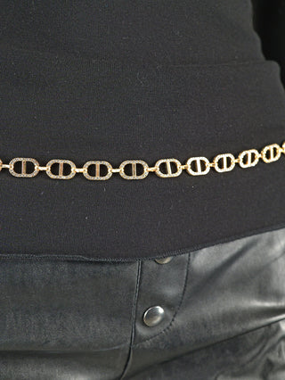 Der OFF#DLY Kettengürtel CD gold zeigt eine 70 cm lange und 11 mm breite Metallkette, nickelfrei, mit einem zusätzlichen 40 cm Verlängerungsstück, ideal für elegante Akzente.