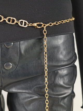 Der OFF#DLY Kettengürtel CD gold zeigt eine elegante Kette aus nickelfreiem Metall mit einer Länge von 70 cm plus 40 cm Verlängerung und einer Breite von 11 mm.