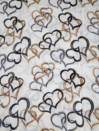 OFF#DLY Schal Heart weiß mit schwarz-braunen Herzmotiven auf weißem Stoff, Größe 170x70 cm, aus 100% Polyester. Ideal für modische Akzente in der Garderobe.