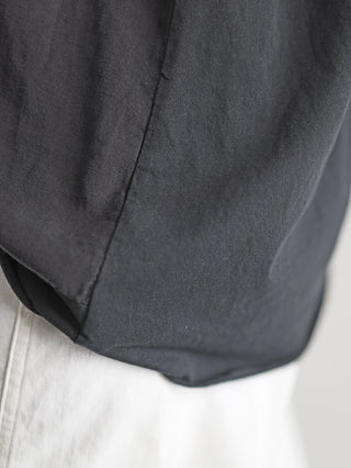 Nahaufnahme eines OFF#DLY Tee Perfectly black, einem oversized schwarzen T-Shirt aus Baumwolle, Viskose und Leinen, mit asymmetrischem Schnitt und großem Perfectly imperfect Frontprint.