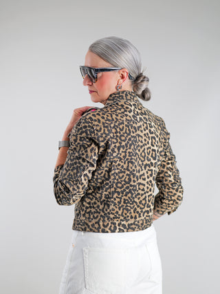 Frau mit grauen Haaren trägt die OFF#DLY Denim Style Jacke Leo mit auffälligem Leo-Muster, figurbetontem Schnitt und Brusttaschen, kombiniert mit Sonnenbrille.