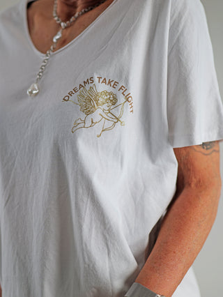 OFF#DLY Tee Angel white/gold zeigt einen goldenen Engel-Print auf weißem Shirt, getragen von einer Person. Das V-Neck T-Shirt fällt locker und betont den legeren Stil.