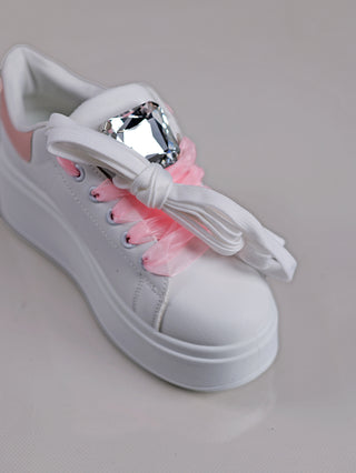 OFF#DLY Sneaker Diamant white/rosa mit großem Strassstein auf der Lasche, weißen und roséfarbenen Schnürsenkeln, und rosa Akzenten am Fersenbereich für einen glamourösen Look.