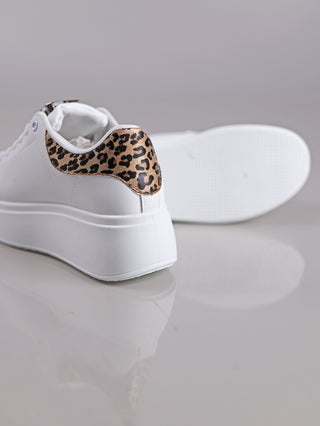 OFF#DLY Sneaker Diamant white/leo mit großem Zierstein auf der Lasche, Leo-Print an der Ferse, modischem weißen Kunstleder und bequemer Plateausohle, ideal für sportlich-glamouröse Looks.