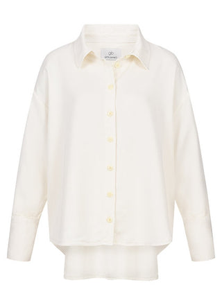 Gitta Banco Bella Bluse ecru, eine weiße, locker geschnittene Bluse mit klassischem Hemdkragen und durchgehender Knopfleiste aus 100 % Tencel, ideal für stilvolle Looks.