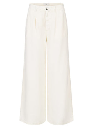 Gitta Banko Jade Pant ecru, eine weiße Hose mit weitem Bein und hohem Bund, inklusive Gürtel, aus hochwertigem Tencel für eleganten und komfortablen Stil. Ideal für vielseitige Anlässe.