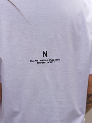 Nuomeno Oversized Tee Nube: Person trägt weißes T-Shirt aus 100% Baumwolle mit schwarzem Text auf der Rückseite, lässiger, oversized Schnitt für modernen Look und maximalen Komfort.