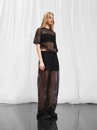 #VDR Netzshirt nero 17057: Frau trägt schwarzes Netzshirt mit grobmaschigem Design, lockerem Schnitt und kurzen Ärmeln, ideal für urbanen Streetstyle und lässige Layering-Outfits.
