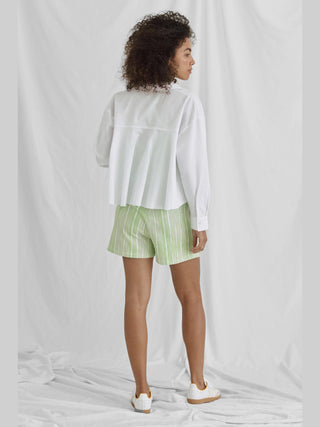 Bluse Cotton Candy Natascha pink mit verkürztem Rücken und Volants, getragen von Model (1,76 m) in Größe S. Material: Baumwolle-Polyester-Mix, pflegeleicht.