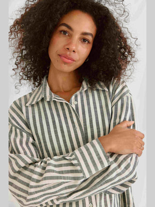 Die Cotton Candy Neni Bluse multicolor präsentiert sich als lässige, oversized Bluse mit raffiniertem Rückendetail, ideal für einen modischen Auftritt. Perfekt für jeden, der einen Hingucker sucht.