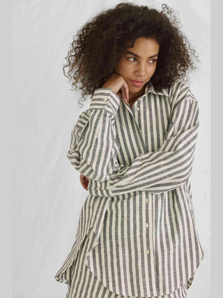 Die Cotton Candy Neni Bluse multicolor präsentiert ein lässiges, oversized Design mit raffiniertem Rückendetail, perfekt für einen modernen Look. Ideal für einen entspannten, stilvollen Auftritt.