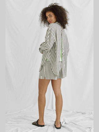 Neni Bluse multicolor von Cotton Candy, lässig und oversized mit raffiniertem Rückendetail. Perfekt für einen trendigen Look, geeignet für Größenempfehlung S bei 1,76m Körpergröße.