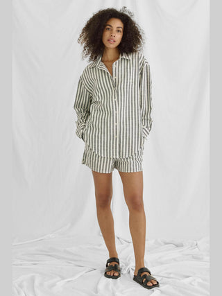 Die Cotton Candy Neni Bluse multicolor, oversized und mit raffiniertem Rückendetail, präsentiert sich als lässiger Hingucker, perfekt für modebewusste Trägerinnen. Sie ist maschinenwaschbar und besteht aus Viskose, Baumwolle und Leinen.