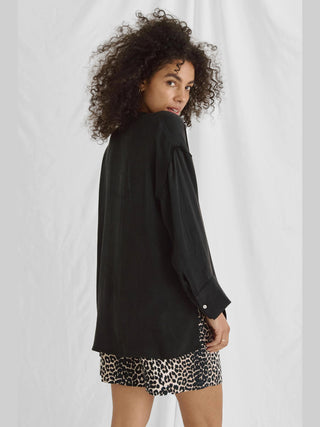 Lässige Cotton Candy Iken Bluse mit Stehkragen und Saumversatz, oversized Passform. Fließend und komfortabel, passend für vielseitige Anlässe. Model trägt Größe S bei 1,76 m Körpergröße.