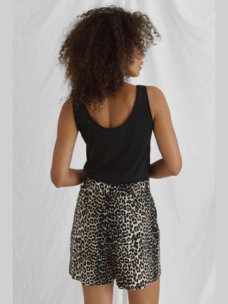 Schwarzes Cotton Candy Top Nacera mit offenen Kanten, figurbetontem Schnitt und weichem Material. Unser Model, 1,76 m groß, trägt Größe S. Ideal für bequemen Tragekomfort.