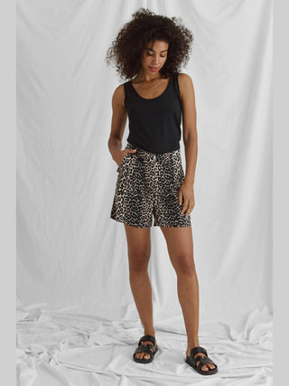 Das Bild zeigt das Cotton Candy Top Nacera in Schwarz, ein softes, figurbetontes Oberteil mit offenen Kanten, das hohen Tragekomfort bietet. Es besteht aus 50% Baumwolle und 50% Modal.