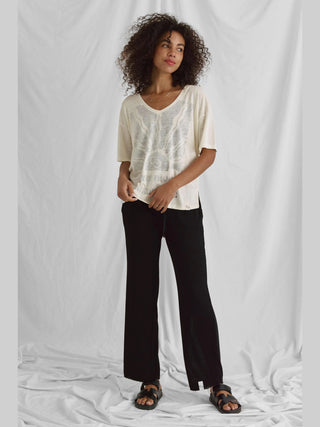 T-Shirt mit V-Ausschnitt und Inside-Out Druck, Stylename Karian, aus 55% Viskose und 45% Polyester, angenehm tragbar. Model ist 1,76 m groß und trägt Größe S.