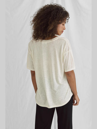 Das Cotton Candy Tee Karian black ist ein V-Ausschnitt T-Shirt mit Inside-Out Druck, regular Fit, aus weichem Stoff. Unser Model trägt Größe S bei 1,76 m.