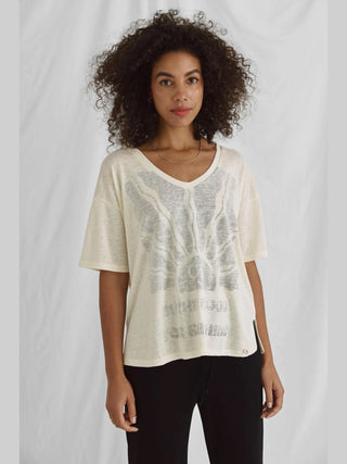 T-Shirt Cotton Candy Tee Karian offwhite mit V-Ausschnitt und Inside-Out Druck, aus weichem Stoff, reguläre Passform, getragen von einem 1,76 m großen Model in Größe S.