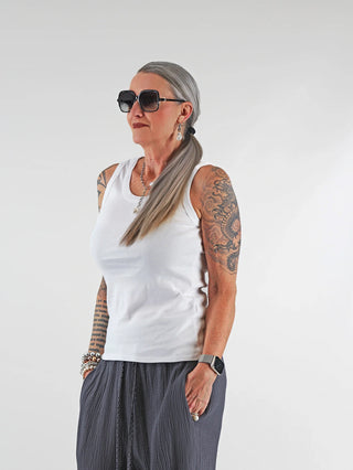 OFF#DLY Top Neve white: Lässiges Baumwoll-Tanktop mit sportlichem Rundhalsausschnitt und Smiley-Patch auf der Rückseite. Perfekte Passform bis Größe 40, vielseitig kombinierbar für einen modischen Sommerlook.