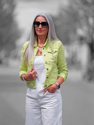 OFF#DLY Denim Style Jacke Green in limettengrün mit tailliertem Schnitt, Brusttasche, klassischer Knopfleiste und krempelbaren Ärmeln; vielseitige Jacke für modische Frühlings- und Sommerlooks.