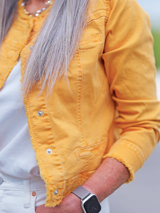 OFF#DLY Denim Style Jacket Orange: Kurz geschnittene Jacke mit offenem Kantenfinish, rundem Ausschnitt, Ziertaschen vorne, ideal für urbane Looks und vielseitige Kombinationsmöglichkeiten im Frühling und Sommer.