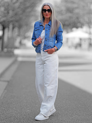 OFF#DLY Denim Jacket lightblue: Kurz geschnittene Jeansjacke im klassischen Stil mit Kragen, Knopfleiste und Brusttaschen, leicht tailliert für eine feminine Silhouette, in hellem Blau.