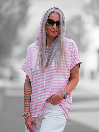 Ringelshirt OFF#DLY mit Kapuze in Weiß/Pink, kurzärmelig, aus Italien, mit Tunnelzug, gestreiftem Muster. Lässiger, gerader Schnitt, ideal für entspannte, sportliche Looks. Material: 95% Baumwolle, 5% Elastan.