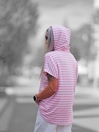 Ringelshirt OFF#DLY m. Kapuze in Weiß/Pink, kurzärmelig, mit Tunnelzugkapuze. Bequem und lässig, ideal für entspannte Looks. Hergestellt in Italien aus weicher Baumwolle. Größe One Size bis 42.
