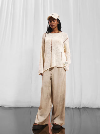 #VDR Pant beige, weite Schlupfhose mit Kordelzug, präsentiert an einer Frau. Die Hose zeichnet sich durch ein extraweites Bein aus, ideal für lässige, modische Styles mit fließendem Stoff.