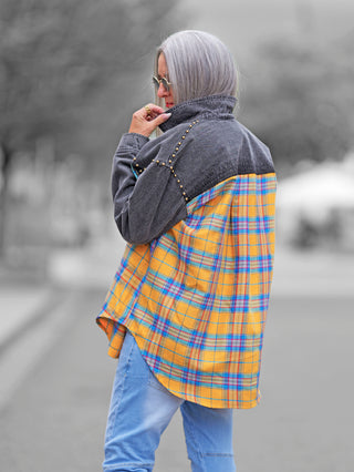 OFF#DLY Blusenjacke Denim, getragen von einer Frau, mit auffälligem gelb-blauem Karomuster und grauem Denim-Oberteil mit Ziernieten, kombiniert lässigen Grunge-Stil mit Vintage-Charme.