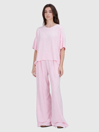 True Religion Wide Leg Pant Frottee pink a boo, getragen von einer Frau, zeigt einen weiten Schnitt mit elastischem Bund und Eingrifftaschen, ideal für lässige, entspannte Looks.