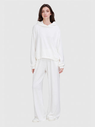 True Religion Wide Leg Pant Frottee offwhite: Frau trägt weite, weiße Frotteehose mit elastischem Bund und Eingrifftaschen, passend für entspannte Casual-Looks.
