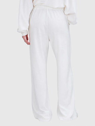 True Religion Wide Leg Pant Frottee offwhite, getragen von einer Person; weite, entspannte Passform mit elastischem Bund und Eingrifftaschen, aus Baumwoll-Lyocell-Mix, ideal für Casual-Looks.