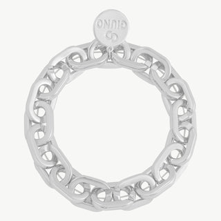 OFF#DLY Gliederarmband silber mit einem kreisförmigen Anhänger, glänzend aus Zink und Aluminium gefertigt, als modisches Accessoire dargestellt.
