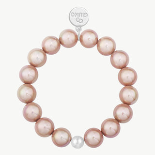 Das OFF#DLY Kugelarmband rose Irisierend besteht aus Acryl und Kupfer, wirkt leicht und elegant mit schimmerndem Finish, passend für jede Größe.