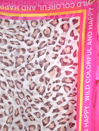 OFF#DLY Tuch 130x130 leo pink, ein pink-weißes Tuch mit pinkem Rand und Muster, aus 100% Viskose, Größe 130x130 cm, ideal als modisches Accessoire.
