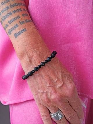 Glam & Rock Armband Edelstein Onyx, getragen am Handgelenk, zeigt eine matte und glänzende Onyx-Kugelkette mit 5 + 8 mm Durchmesser, stilvoll und elegant als modisches Accessoire.