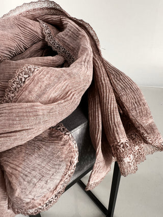 Leichter Crinkle-Schal OFF#DLY Schal Tina Taupe mit zarter Spitzenbordüre, ca. 180 × 60 cm groß, aus 80 % Viskose und 20 % Baumwolle, ideal als modisches Accessoire.