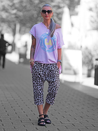Oversize-T-Shirt OFF#DLY Tee Ronja rosa mit lässigem LA-Print, rundem Ausschnitt, ausgefransten Ärmeln und weichem Baumwollmix; ideal für vielseitige, stylische Sommerlooks.